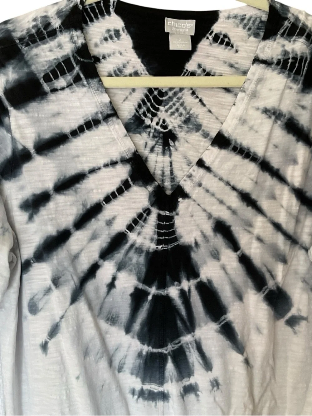 Chico’s Zenergy Tie Dye Tunic Top Black White V-Neck Size 2 (Large) - Picture 4 of 8